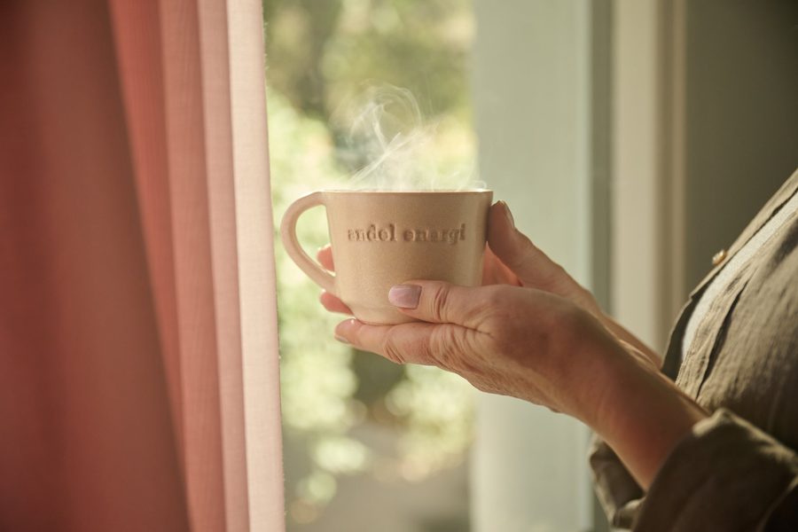 Dampende kaffekop i morgenlys