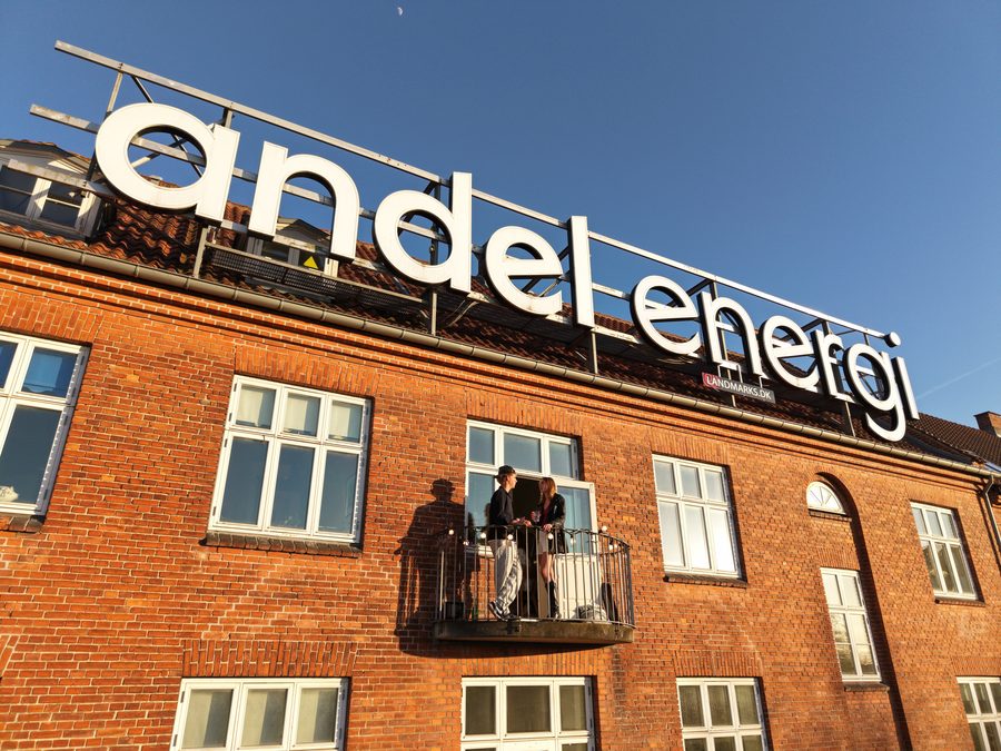 Andel Energi-skiltet på taget i aftensol