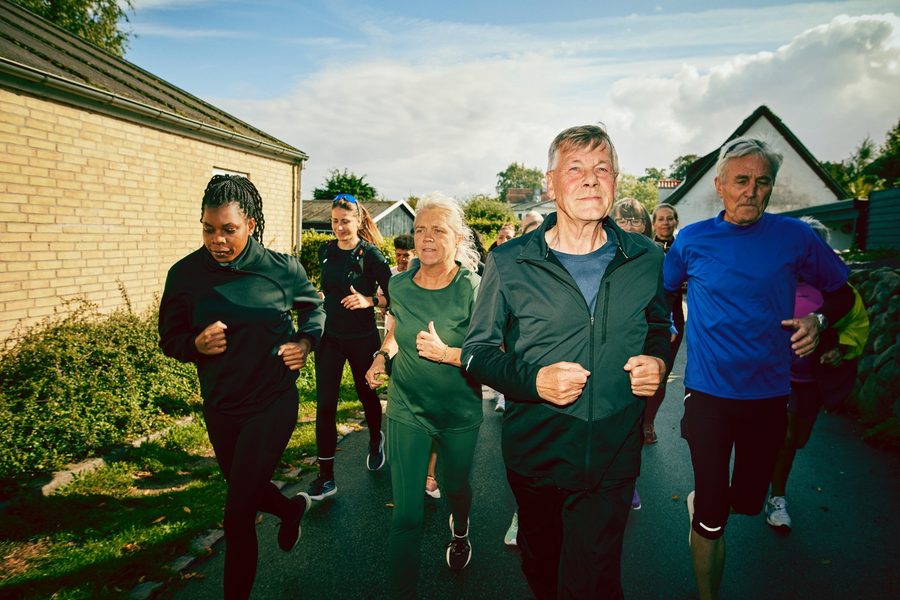 Løbegruppe på morgenløb i villakvarter