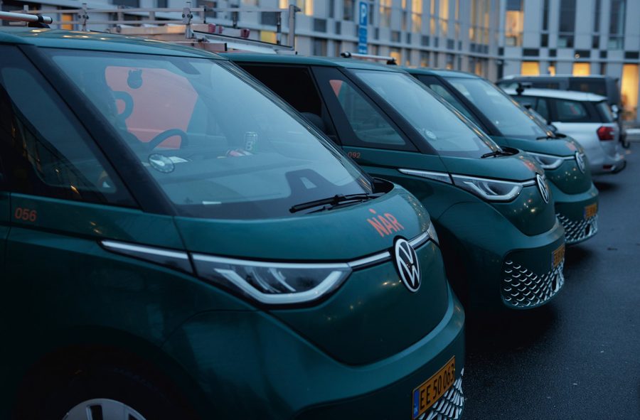 Række af grønne VW ID. Buzz i den blå time