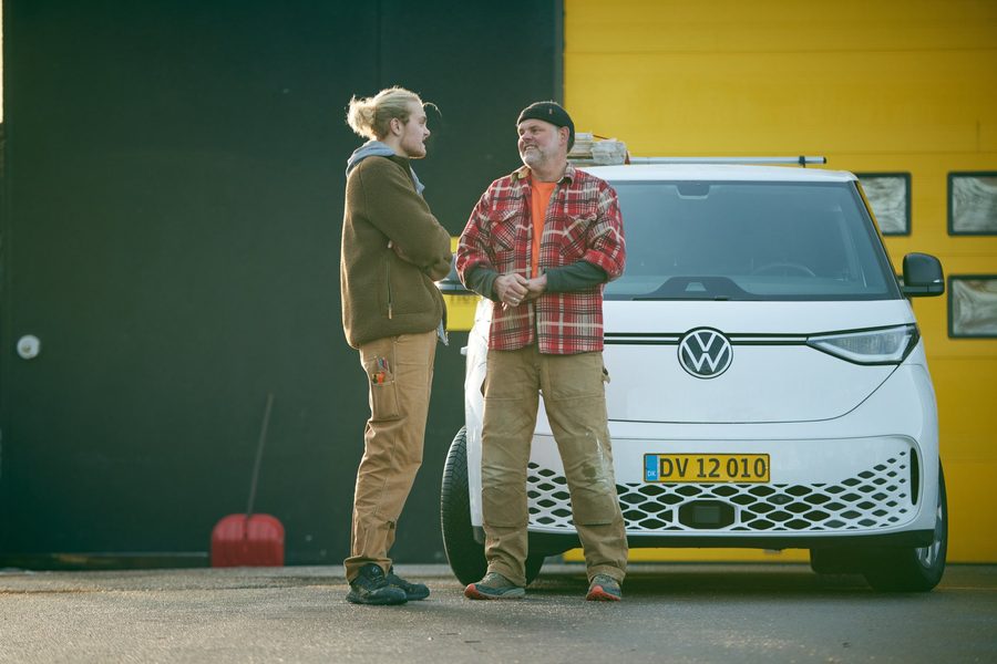 Snedker i samtale ved sin gule VW-varevogn